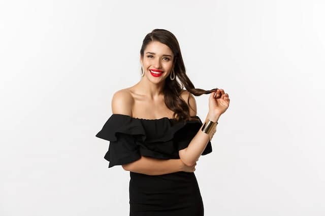 Jeune fille portant une robe noire avec maquillage pin-up