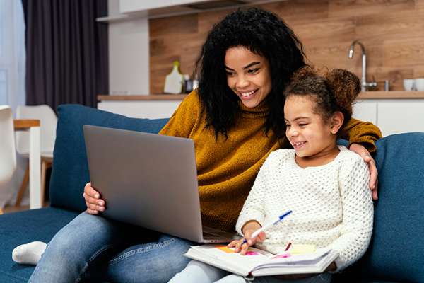 adolescente smiley aidant sa petite soeur avec l ecole en ligne 11zon