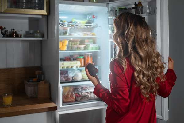 coup moyen femme verifiant le refrigerateur la nuit 11zon 1