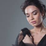 une femme portant une robe noire avec une maquillage nude.jpg