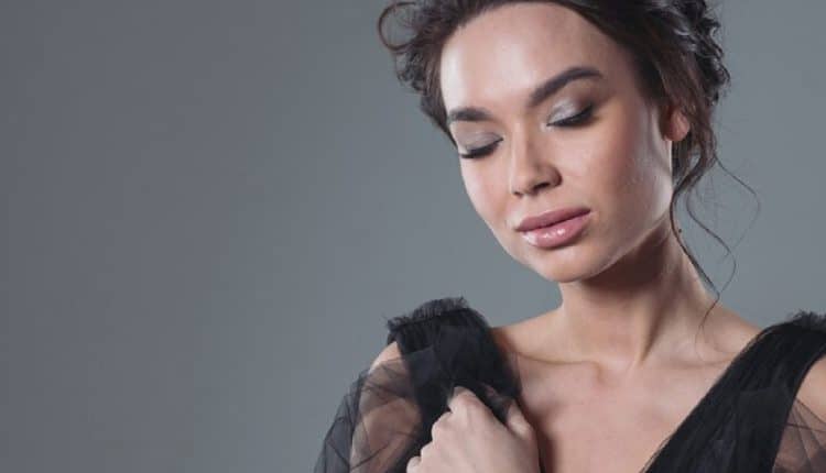 une femme portant une robe noire avec une maquillage nude.jpg