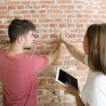 jeune couple faisant la reparation dappartement ensemble eux memes 1.jpg