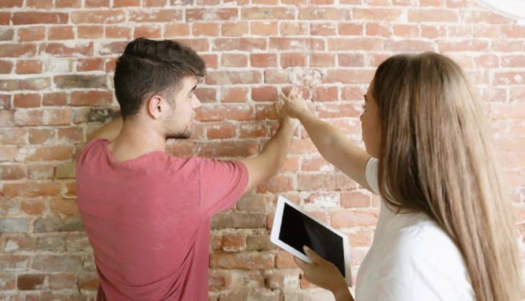jeune couple faisant la reparation dappartement ensemble eux memes 1.jpg