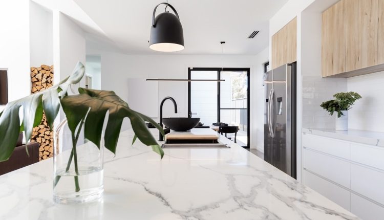 cuisine-avec-un-plan-de-travail-en-quartz