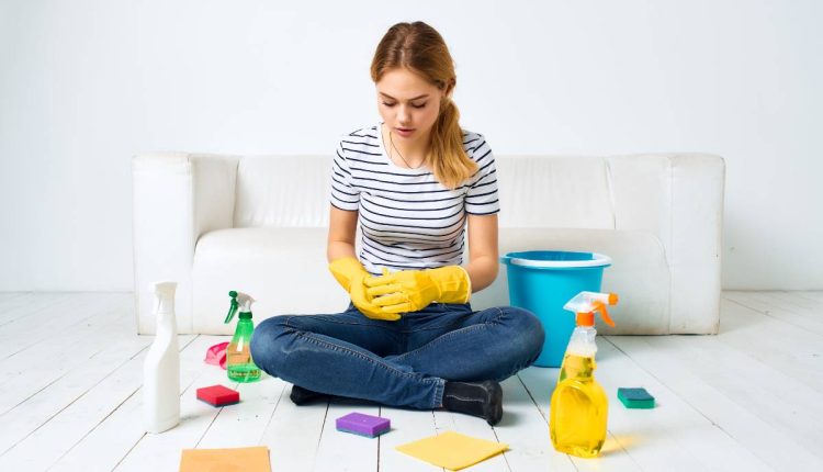 jeune femme se préparant à nettoyer son canapé