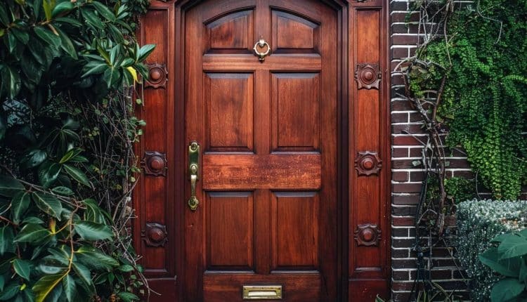 Choisir la porte d'entrée parfaite : guide complet pour trouver celle qui convient à votre maison
